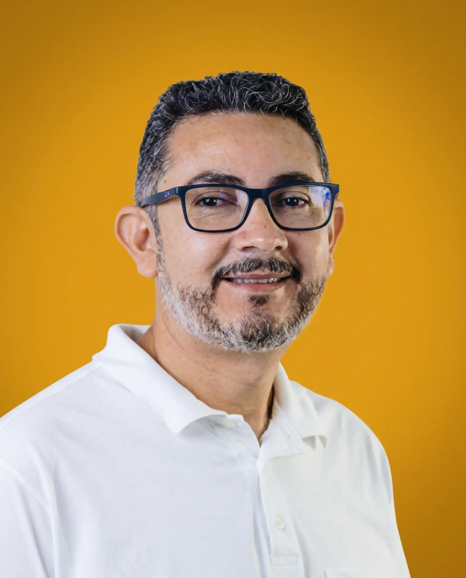José Pereira, candidato a Deputado Estadual pela Paraíba, sorrindo de camisa polo branca
